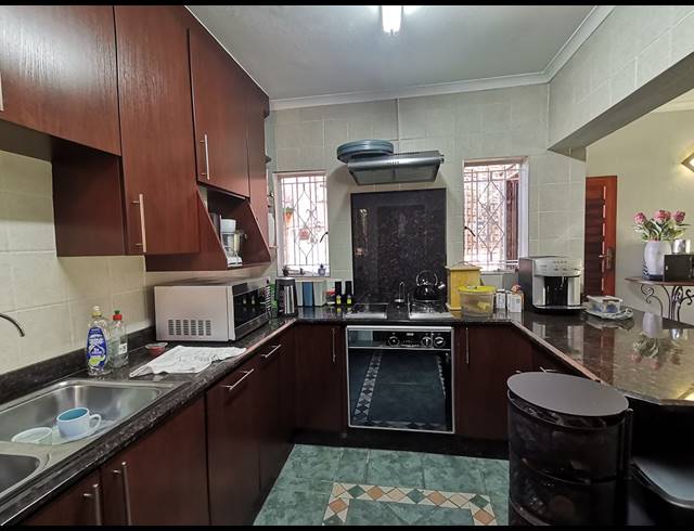 2 BEDROOM TOWNHOUSE FOR SALE IN BASSONIA